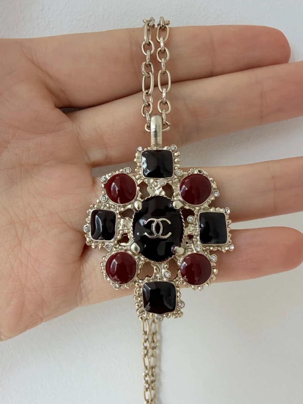 🍷CHANEL Gold-Tone Pendant Necklace with Black & Deep Red Enamels✨